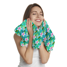 Load image into Gallery viewer, Golden Daisies - Turquoise pattern : Small towel for face and hands - 16&#39;&#39; x 24&#39;&#39; - 40cm x 60cm - Free standard shipping
