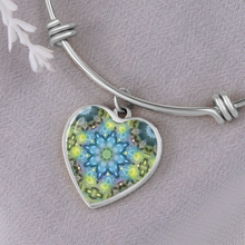 Load image into Gallery viewer, heart1-green Magic Stardust : Heart charm Bracelet, Gold or Silver Plated  - In luxury packaging - Free standard shipping
