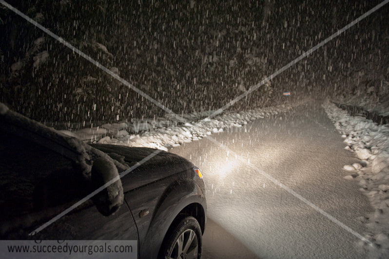 Car - in the snow - 312017-161-158