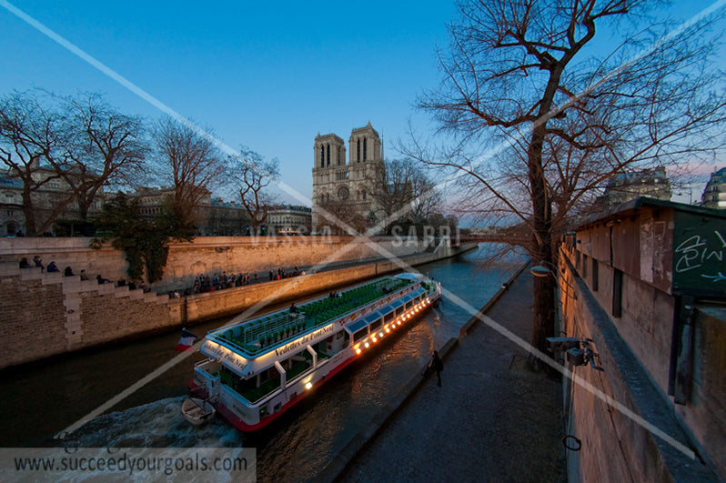 boat in Paris 312017-175-172